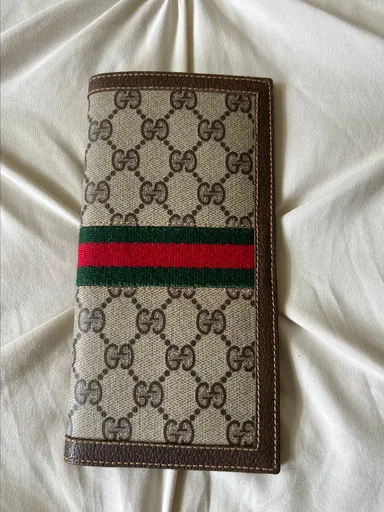 763.   Vintage Gucci vertical bi-fold wallet