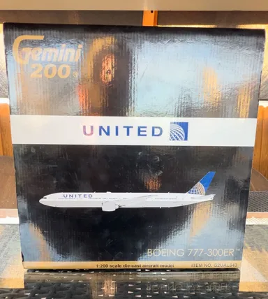 Gemini Jets 1:200 United Airlines Boeing 777-300ER N2352U G2UAL643