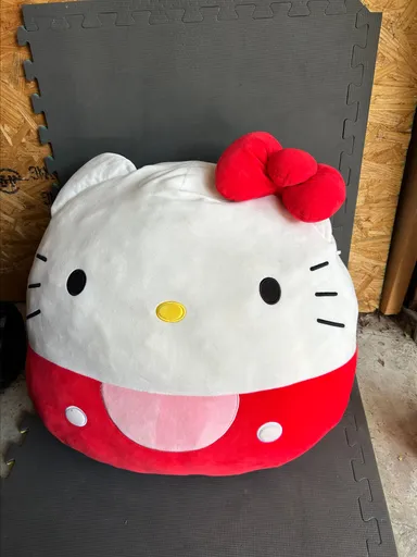 Jumbo Hello Kitty squishmellow