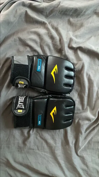 Everlast punching gloves black