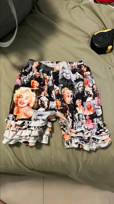 Little girl Sz 5/6 Marilyn Monroe ruffle shorts