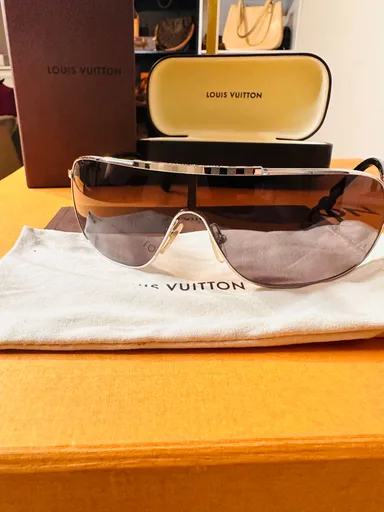9- Authentic Louis Vuitton men's sunglasses like new