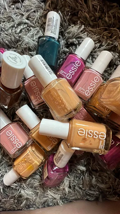 01 Essie gift to the chat
