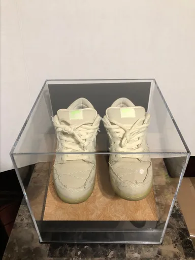 Sneaker/ Shoes Acrylic Display Case. (Sneakers not included)