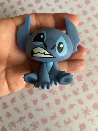 Funko mystery mini Disney Stitch Sitting 1/144 chase exclusive figure