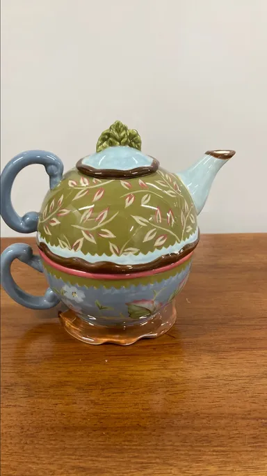 Porcelain tea pot/cup combo