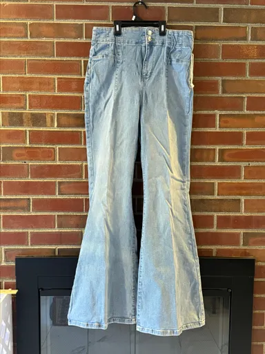 Vintage Forever 21 Light Wash High-Waist Flared Jeans - Size 32