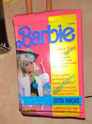 Single sealed pack of vintage Barbie trading cards (French)
