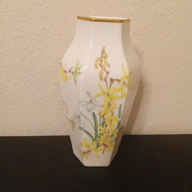 GORGEOUS Wedgewood Bone China Hand painted Floral 9" Hexagonal Vase England

Add a touch of elegance