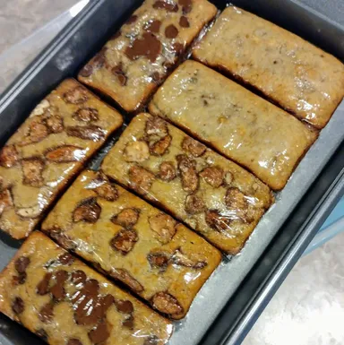2 Banana Breads with Walnuts & Pecan Praline Topping