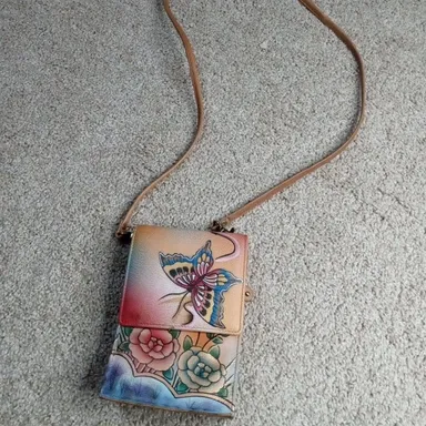 ANUSCHKA Women's Hand Painted Leather Flap Over Crossbody Bag

This Anuschka crossbody bag is a must