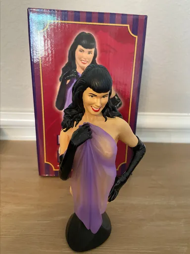 Bettie Page 6" Mini Bust Statue Limited Edition of 4000 Dark Horse Betty