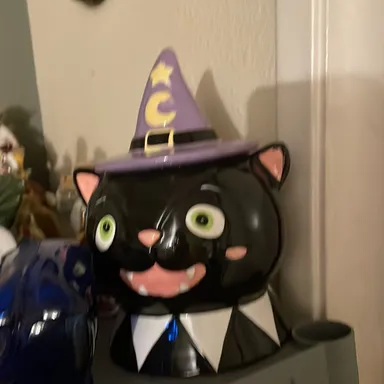 Ceramic cat with witches hat