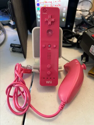 Controller pink Wii mote with numbchuck