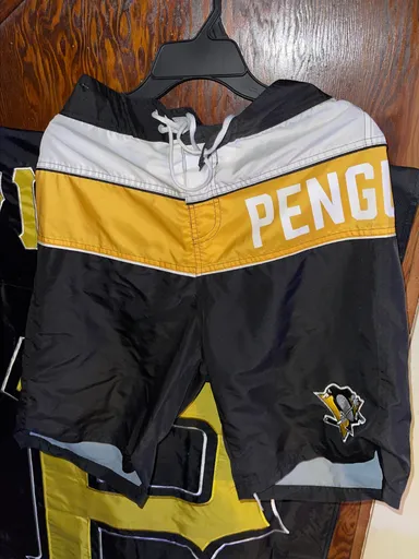 NHL GIII Sports By Carl Banks Hockey Pittsburgh Penguins Mens Medium Swimtrunks.