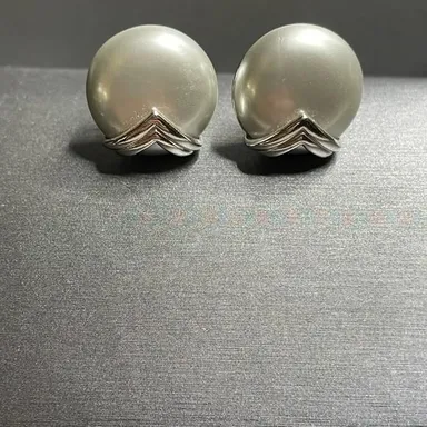 crown Trifari Gray pearlized siver tone clip on earrings.