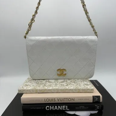 AUTHENTIC Chanel Full flap White 19 CC Clasp Chain Shoulder Bag