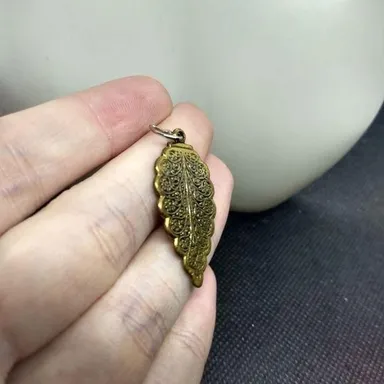 Gold leaf Arabic scroll patterned necklace pendant‎