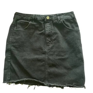 H&M Women Mini Jean Skirt Frayed Hem SZ 8 Black Grunge Streetwear Denim Neutral