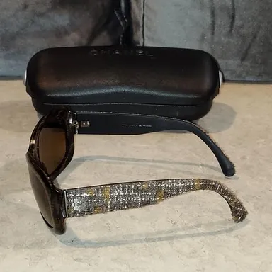 EUC CHANEL SUNGLASSES TORTOISE WITH TWEED TEMPLES POLORIZED MODEL 5240 WITH CASE