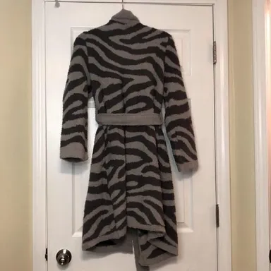 Luxury Premier Collection Woman’s Cozy Wrap Gray Zebra Robe Size Small/Med NWOT
